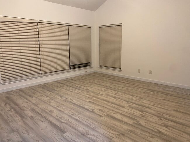 Building Photo - 3865 Suffolk Ln