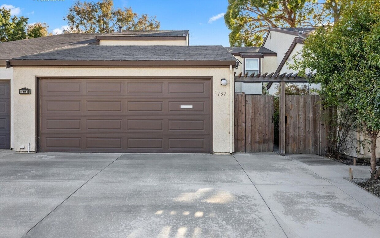 Foto principal - Beautiful 3 bedroom, 2.5 Bath Home.