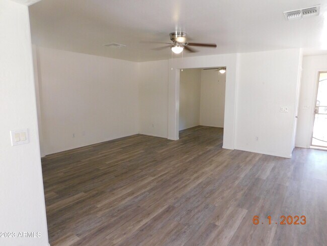 Foto del edificio - 24942 W Dove Trail