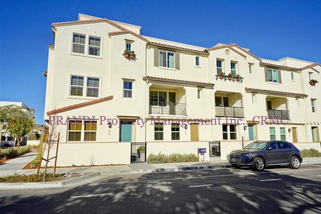 Building Photo - Gorgeous Newer Townhome in Southern Novato