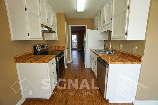 Building Photo - 413 Jamestown Manor Dr