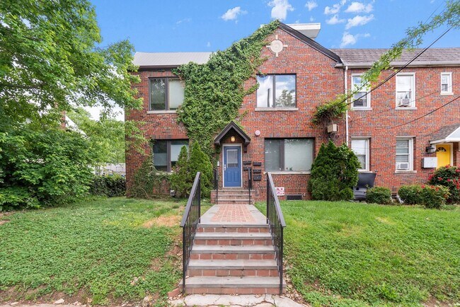 Foto del edificio - Modern 2B/2B with Parking | Minutes to Brookland Metro, Catholic University, MedStar & Children’s...