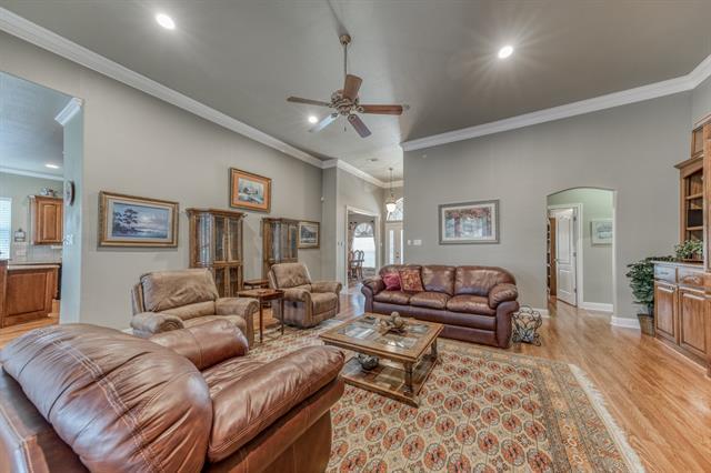Building Photo - 2102 Clear Creek Dr