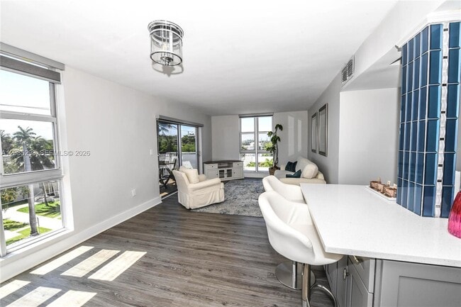 Building Photo - 8305 Crespi Blvd