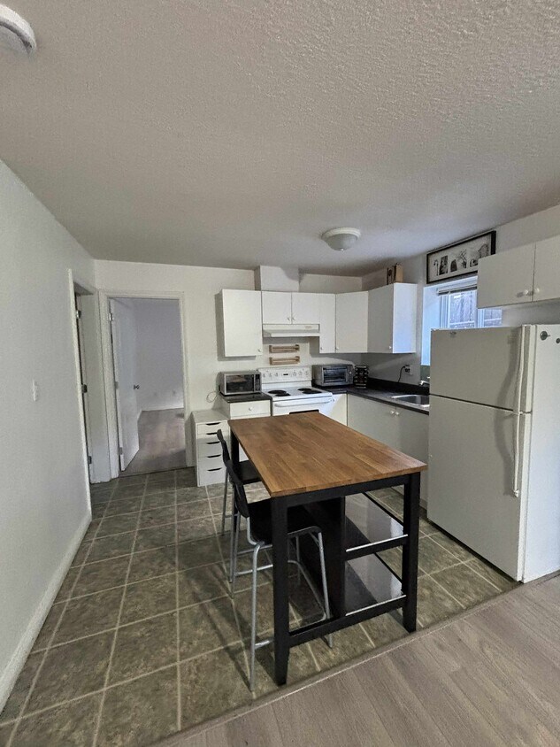 Unité 1 : Espace cuisine - 12693 67B Av