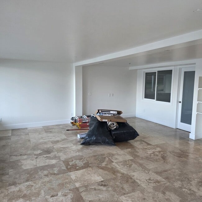 Building Photo - Live on the Water in Sausalito — 2BD with Direct Beach Access