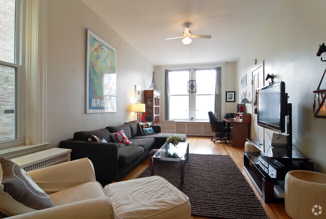 Building Photo - 827 N Damen Ave