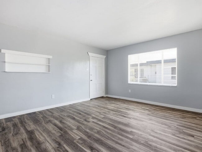 Building Photo - 2 Bed 1 Bath with covered parking!