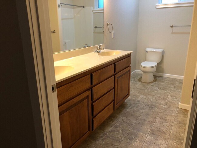 Foto del edificio - 2BED2BATH -2CARGARAGE, WASHER/DRYER HOOKUP, STORAGE, OWNER LANDSCAPE MAINTENANCE