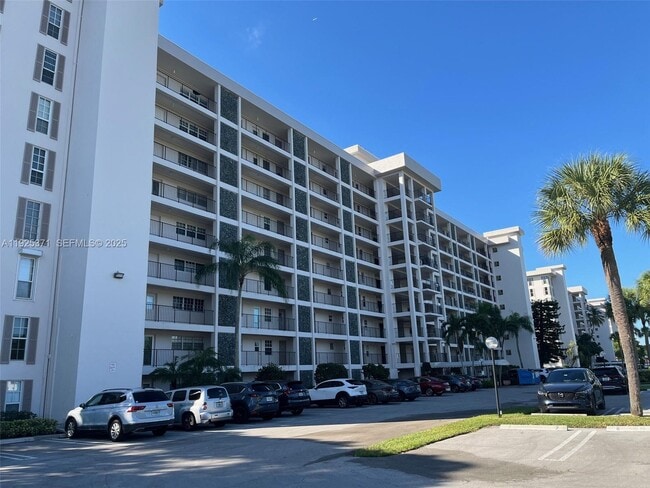 Foto del edificio - 3100 N Palm Aire Dr