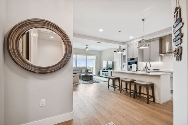 Building Photo - Luxury Condo With Updates and Close To The...