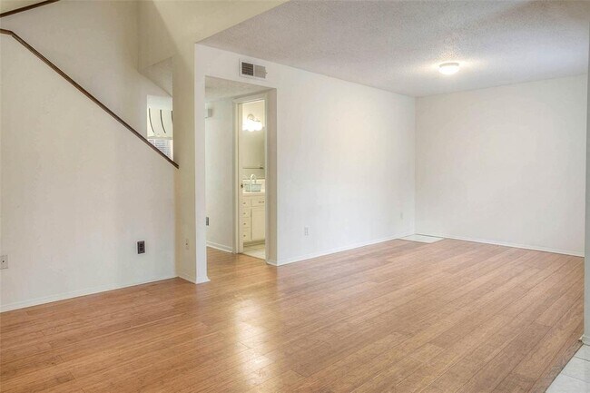 Building Photo - 502 Hickory Dr