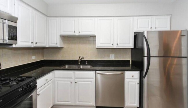 Building Photo - 677 S River Rd