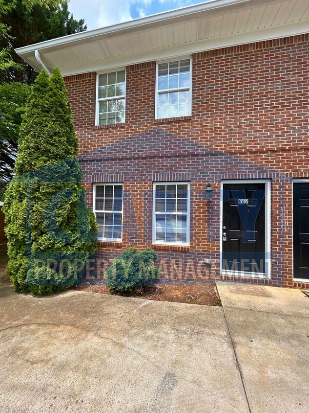 Foto principal - Brick Townhouse w/ 2 Bedrooms, 1.5 Bath wi...