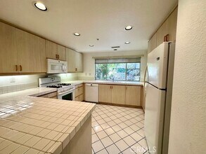 Building Photo - 1007 Via Presa