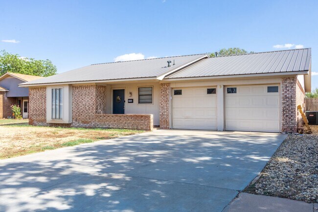 Foto del edificio - 3 bed 2 bath with large backyard!