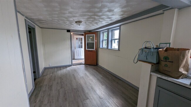 Building Photo - 105 Sergeant St