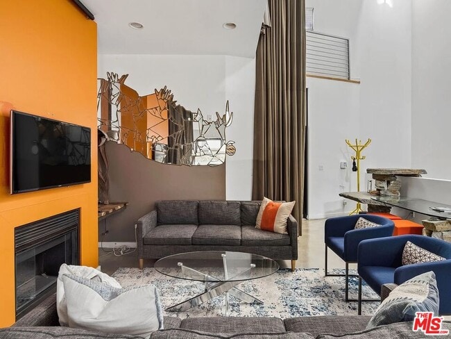 Building Photo - 815 Hampton Dr