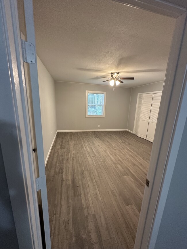 Main bedroom with large closet - 910 Morey Peak Dr