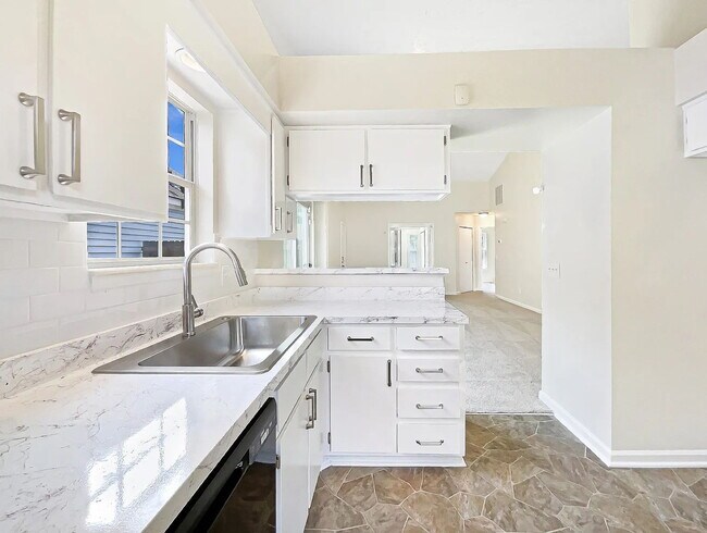Foto del edificio - 3 bedroom 2 bathroom East Nashville!