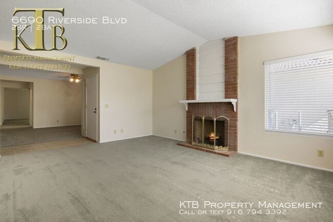 Building Photo - Extra large halfplex with two master suites