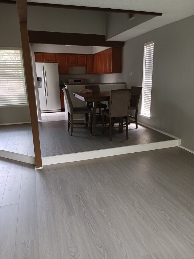 Una gran oportunidad le espera en esta casa adosada de 3 dormitorios y 1,5 baños, con un precio inferior al de viviendas similares. El aire acondicionado sopla frío. - 3232 Windchase Blvd