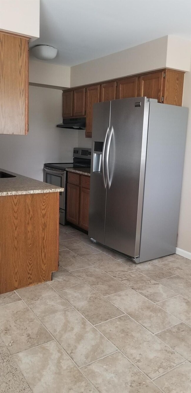 Building Photo - Updated 2 Bed Upper Condo, Vaulted Ceiling...