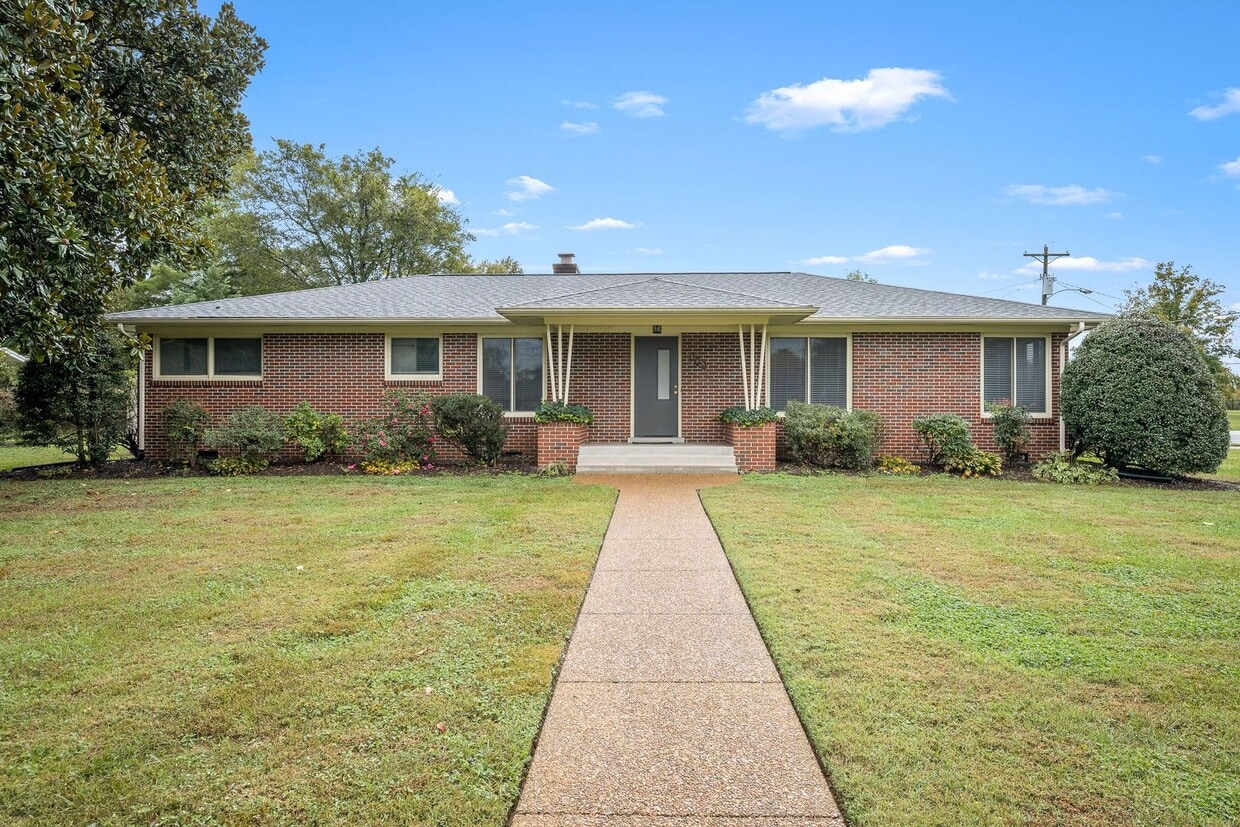 Primary Photo - 902 Whitehall Rd