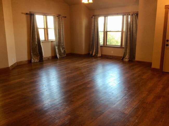 Building Photo - Duplex in South Heart