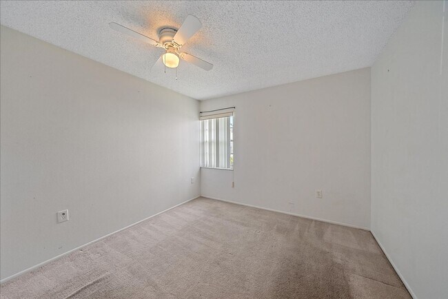Foto del edificio - Annual 3 bed 2 bath house with a garage av...