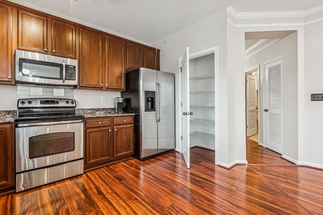 Building Photo - Riverside  Condo-RARE-Ready Now