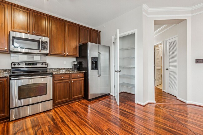 Foto del edificio - Riverside  Condo-RARE-Ready Now