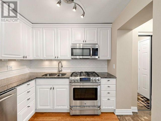 Building Photo - 601 Roehampton Ave