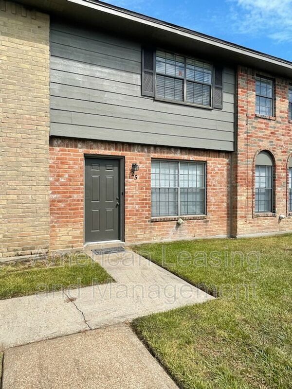 Primary Photo - 2700 N 16th St