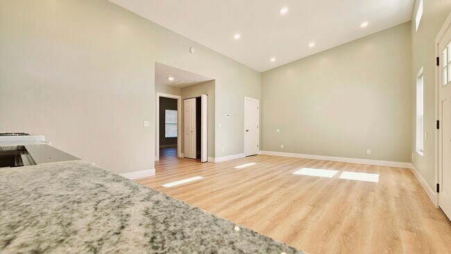 Foto del edificio - 301-309 W 4th St