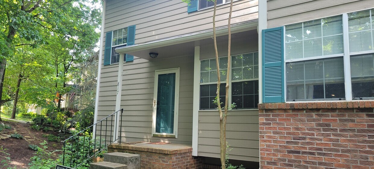 Foto principal - Knoxville 37923 - 2 bed 2.5 bath condo - c...