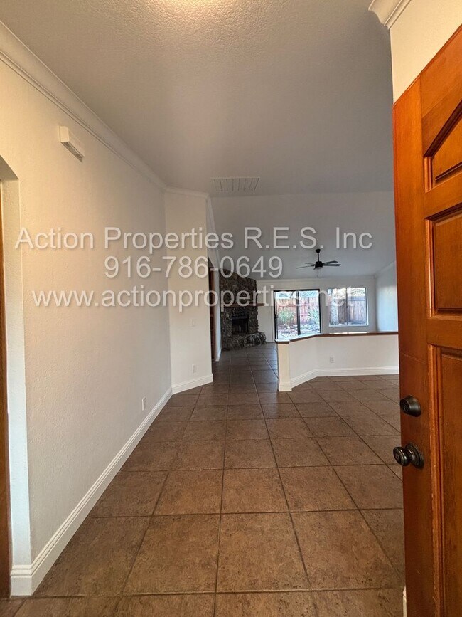 Foto del edificio - Action Properties RES Inc: offering Single Story, New Paint, Great Room with formal dining area, ...