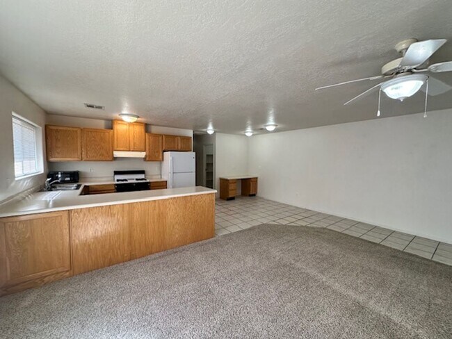Foto del edificio - Move-In Discount -- 2 Bedroom - 2 bath Apartment with Garage!