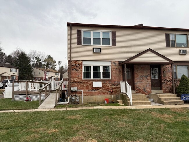 Building Photo - Newly Updated 2 Bed in Aston