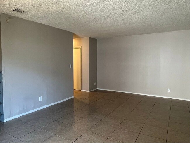 Foto del edificio - 9010 Tobias Ave