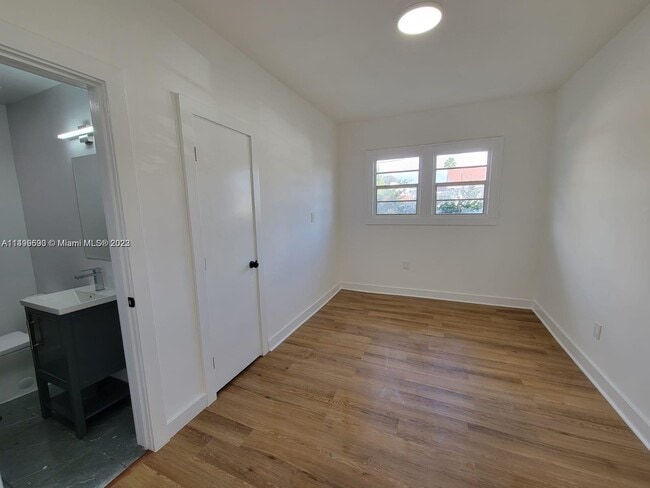 Building Photo - 900 SW 8th Ct