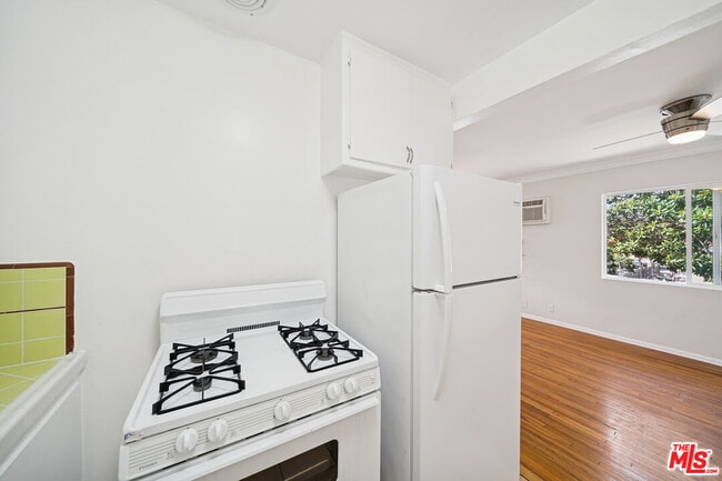 Foto del edificio - 7571 Willoughby Ave