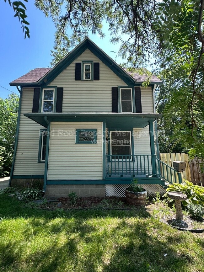 Building Photo - 835 Elm St