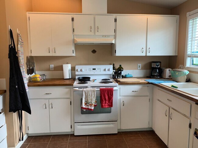 Building Photo - Lovely 3 Bed + 2 Bath Home in Concordia Ne...