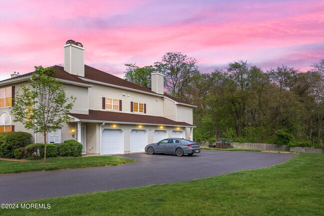 Building Photo - 102 Racquet Rd