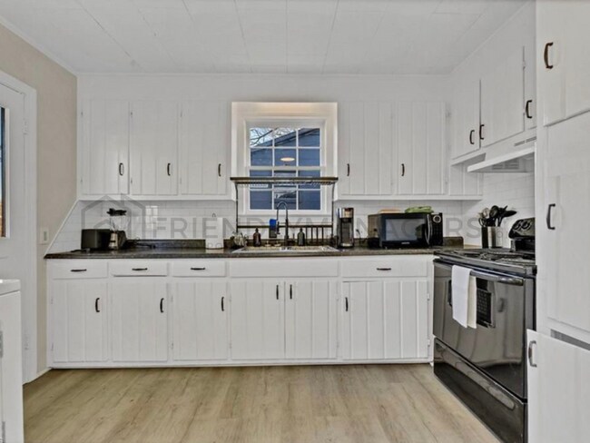 Building Photo - Updated 2 Bed 1 Bath Winston-Salem Rental ...