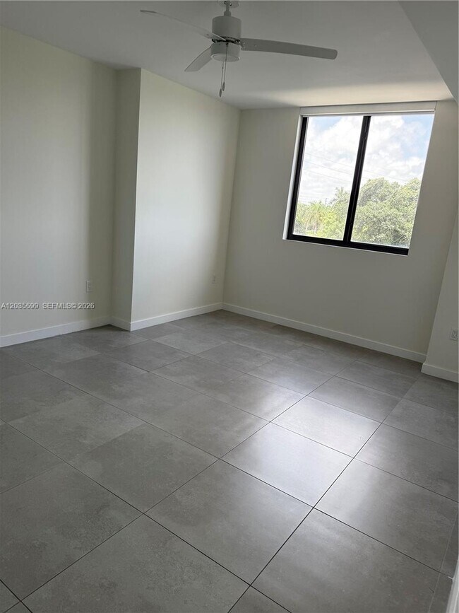 Building Photo - 16395 Biscayne Blvd