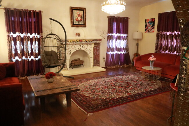 Spacious and sunlit living room - 1033 S Shenandoah St