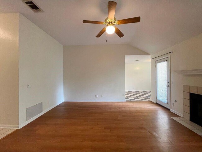 Foto del edificio - 205 Juniper Dr