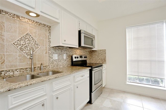 Building Photo - 7700 Creekbend Dr